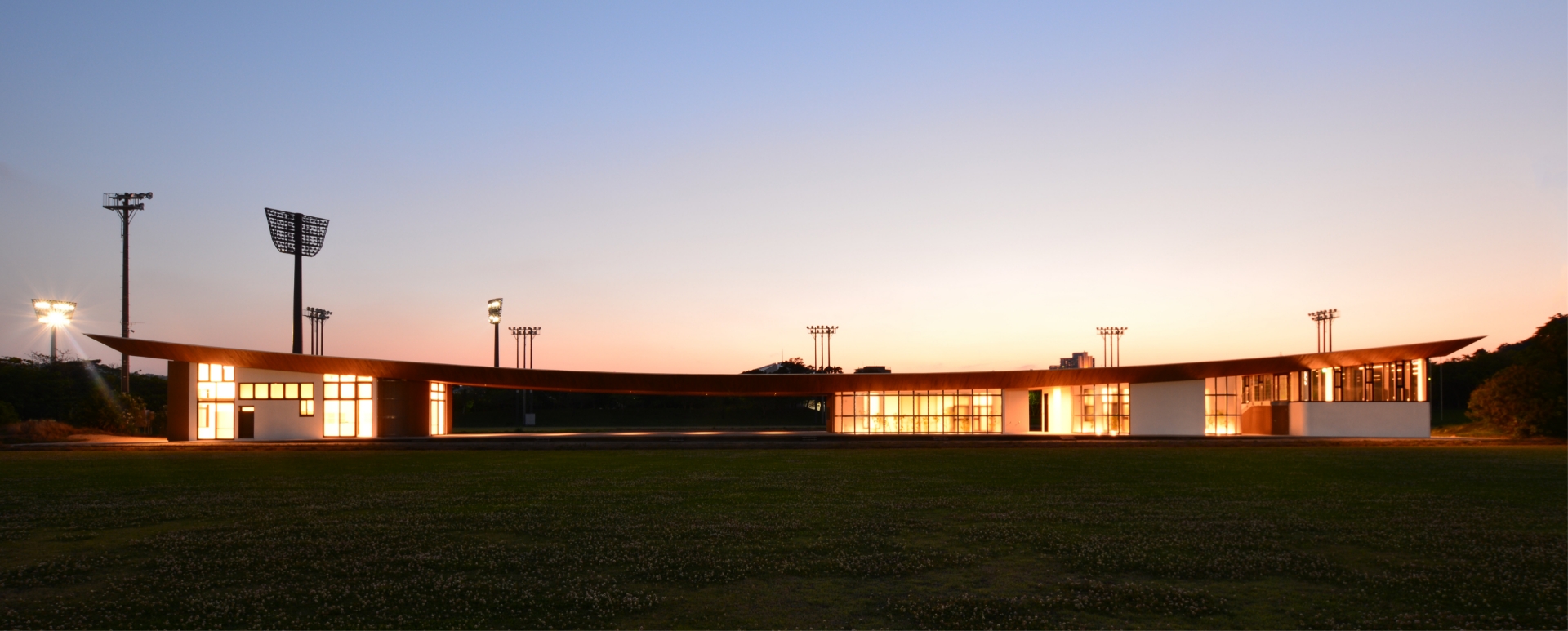 建築設計事例 沖縄県総合運動公園 サッカー・ラグビー場 蹴球場 クラブハウス 外観 夜